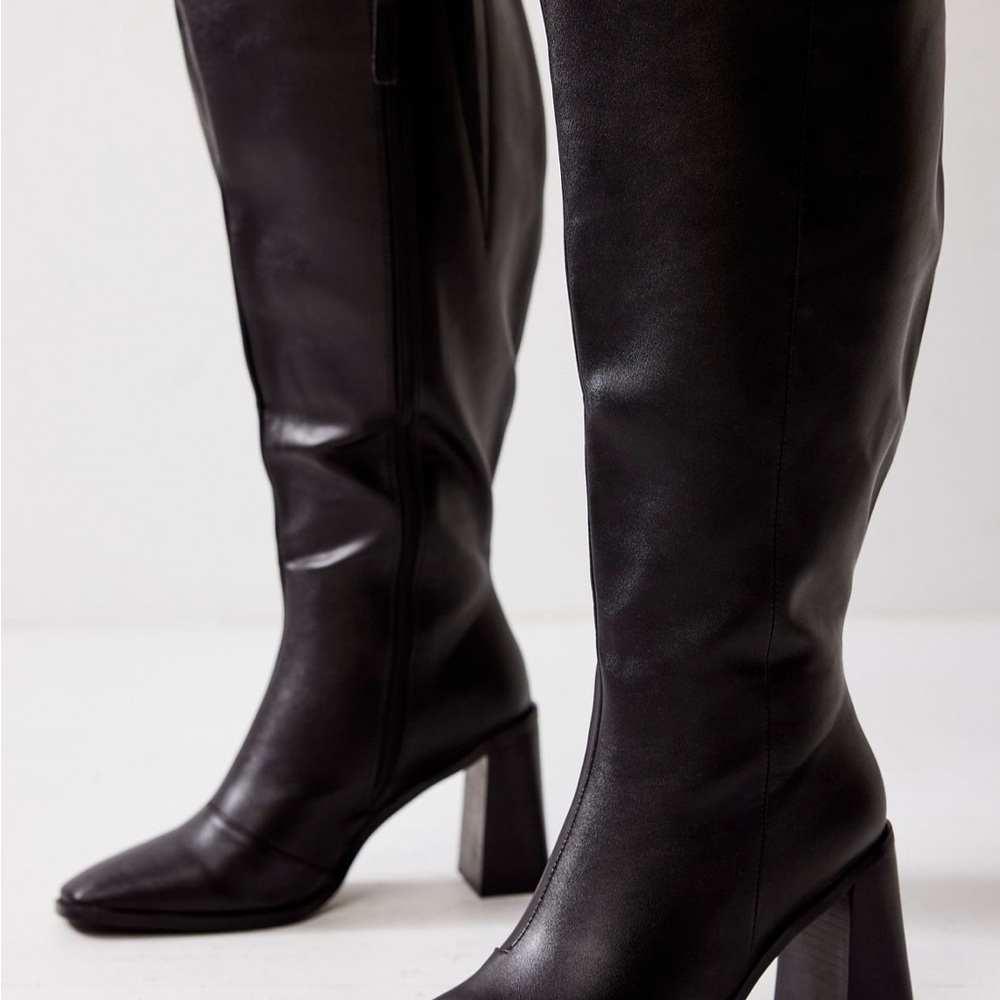 Elegant Black Wide Calf Knee-High Women's Boots